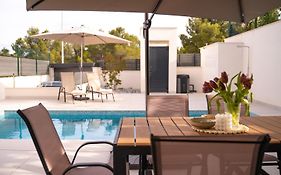 Amberes Apartment, A Stylish Villa'S Independent Downstairs Apartment With Private Swimming Pool And Terrace