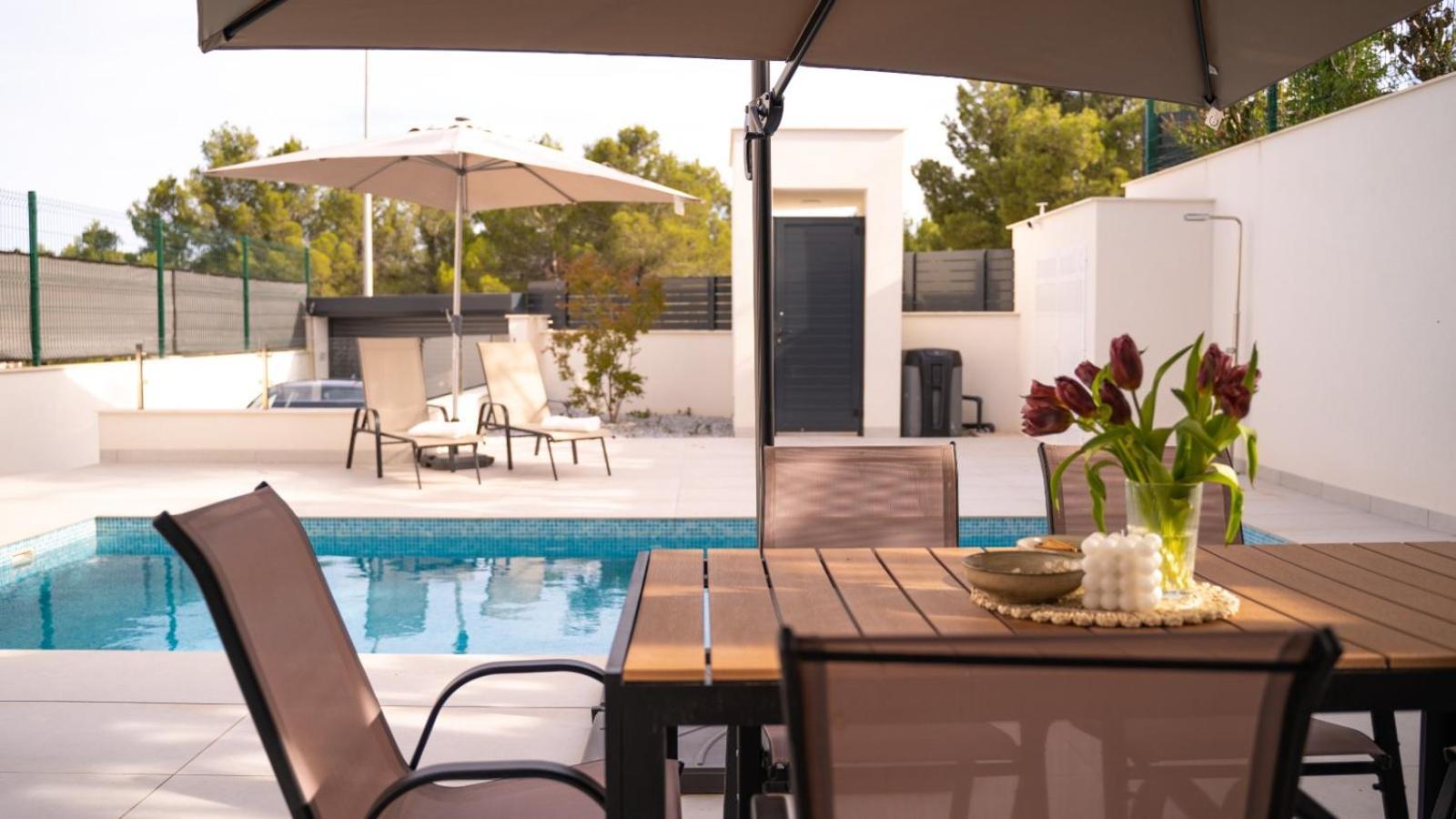 Amberes Apartment, A Stylish Villa'S Independent Downstairs Apartment With Private Swimming Pool And Terrace Polop Buitenkant foto